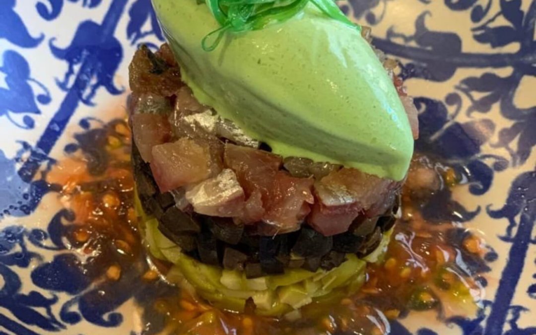 Tartar de aceitunas Gordal y negra Hojiblanca con sardina en salazón, alga wakame y helado de albahaca