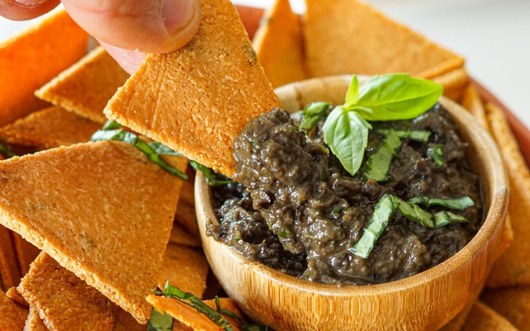 Tapenade de aceitunas Cacereña con crackers de almendra y pimentón