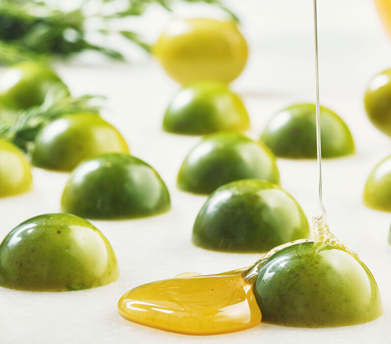 Bombón fresco de aceitunas Gordal, romero, naranja y miel