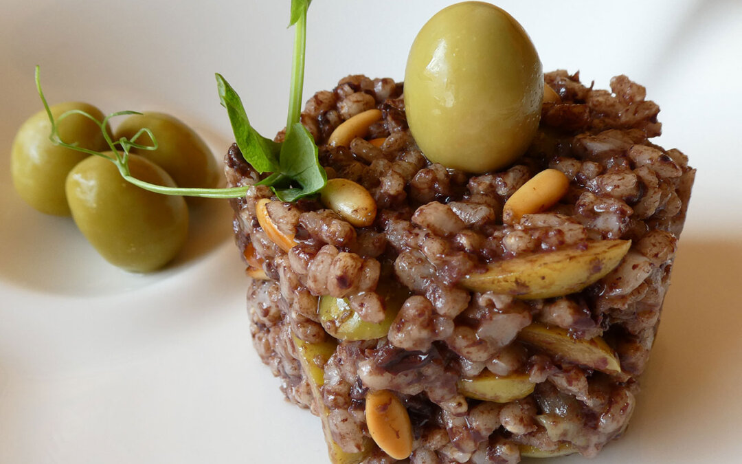 Arroz con aceitunas Manzanilla y piñones