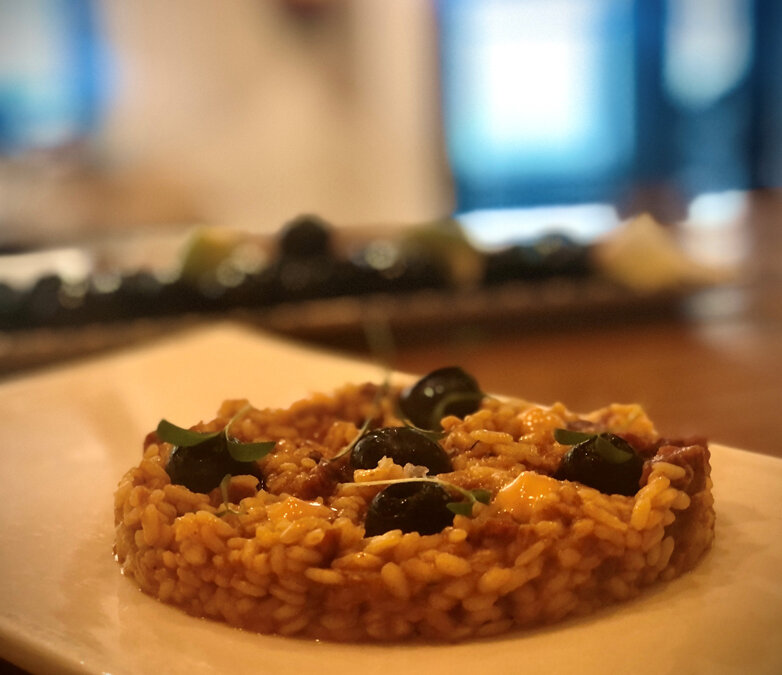 Arroz con picadillo de ibérico, jamón y aceitunas Hojiblanca.