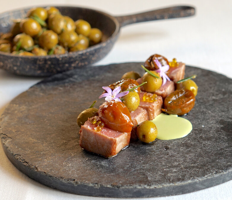 Lomo de atún salvaje con tomatitos marinados, gazpachuelo de aceitunas Manzanilla y estragón